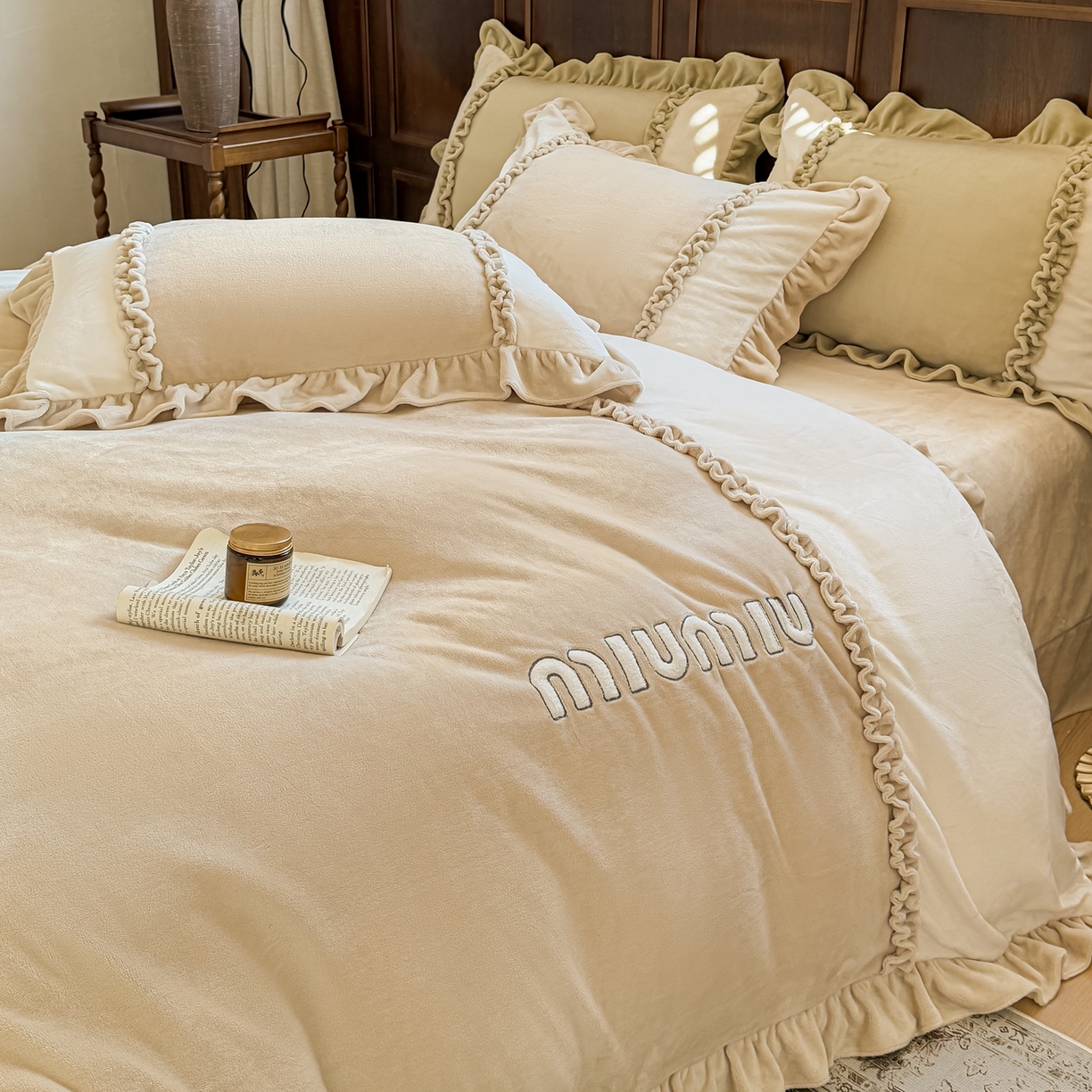 91家纺网 家纺一手货源 找家纺 阿那亚 2025新款加厚煦暖绒牛奶绒四件套韩版花边四件套刺绣四件套 伊贝米驼