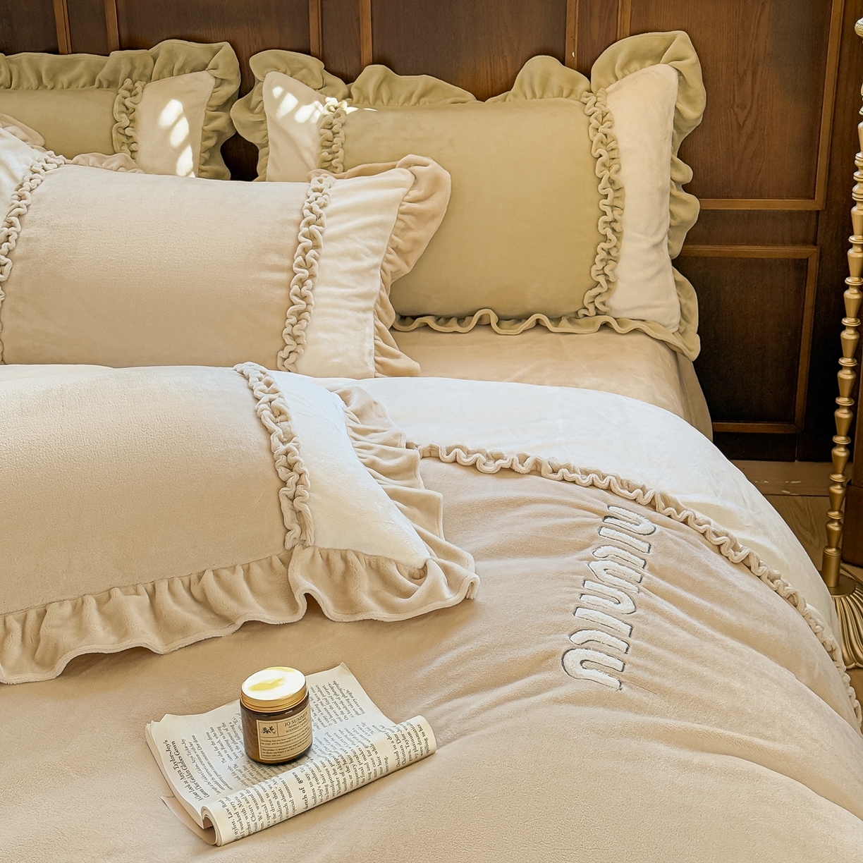 91家纺网 家纺一手货源 找家纺 阿那亚 2025新款加厚煦暖绒牛奶绒四件套韩版花边四件套刺绣四件套 伊贝米驼