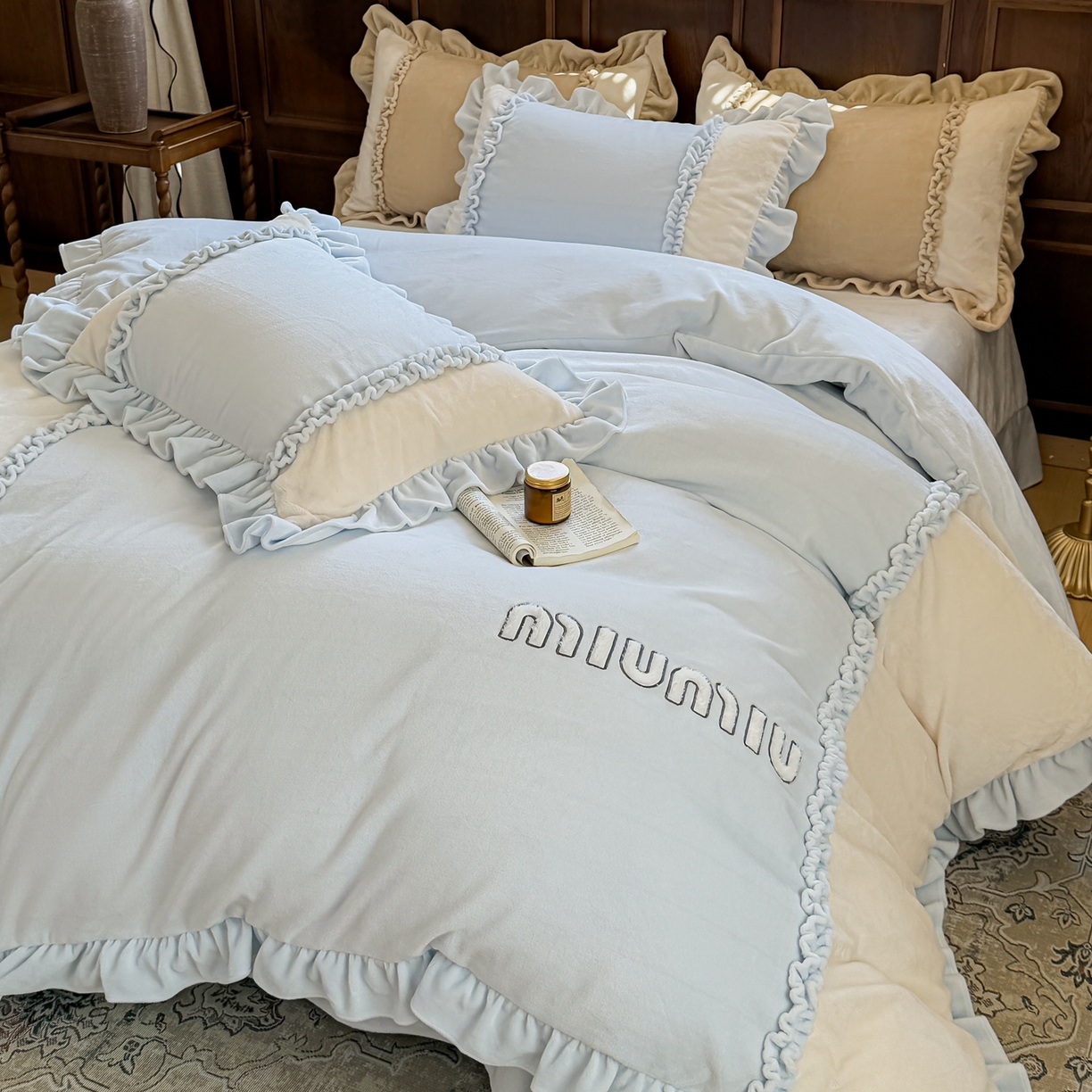 91家纺网 家纺一手货源 找家纺 阿那亚 2025新款加厚煦暖绒牛奶绒四件套韩版花边四件套刺绣四件套 伊贝浅蓝