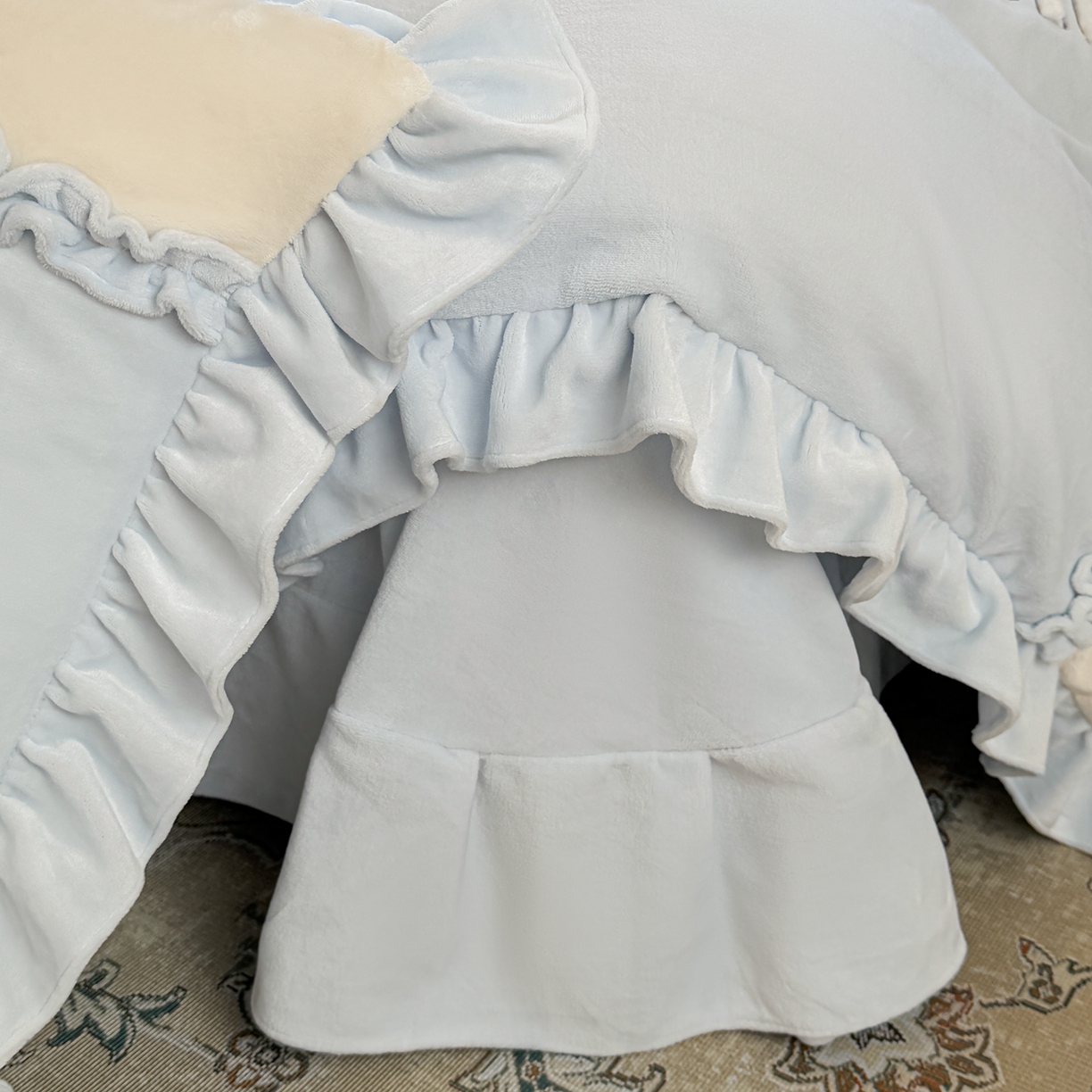 91家纺网 家纺一手货源 找家纺 阿那亚 2025新款加厚煦暖绒牛奶绒四件套韩版花边四件套刺绣四件套 伊贝浅蓝