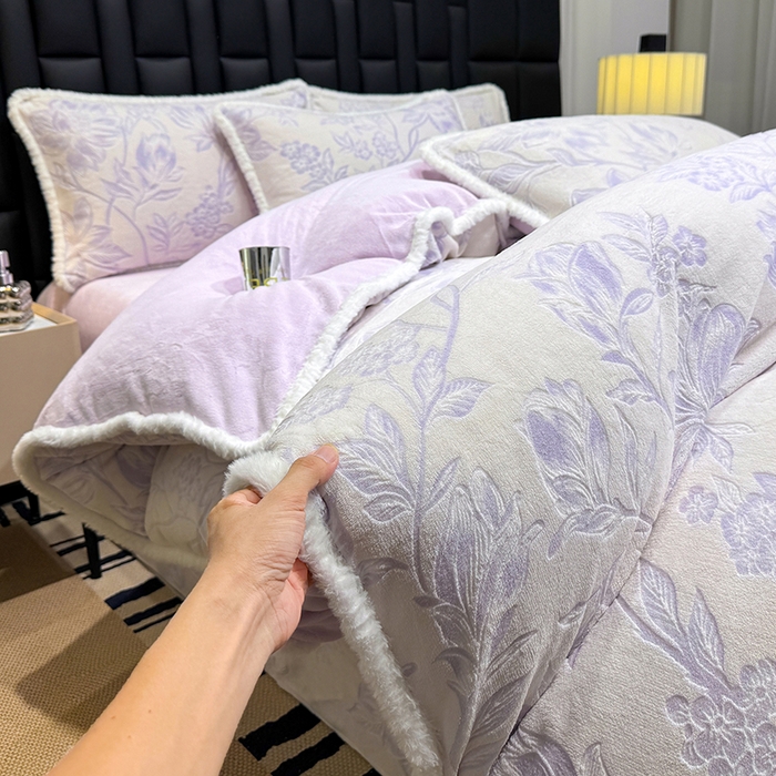 91家纺网 家纺一手货源 找家纺 （总）鹿辉家居（原吉欧力） 2025新款牛奶绒8.5斤立体雕花兔毛绒包边四件套