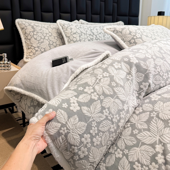 91家纺网 家纺一手货源 找家纺 （总）鹿辉家居（原吉欧力） 2025新款牛奶绒8.5斤立体雕花兔毛绒包边四件套