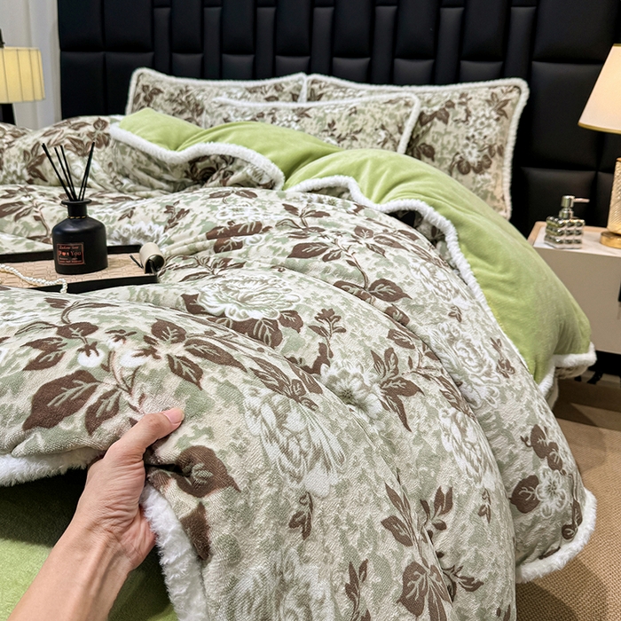 91家纺网 家纺一手货源 找家纺 鹿辉家居（原吉欧力） 2025新款牛奶绒8.5斤立体雕花兔毛绒包边四件套 墨花如梦