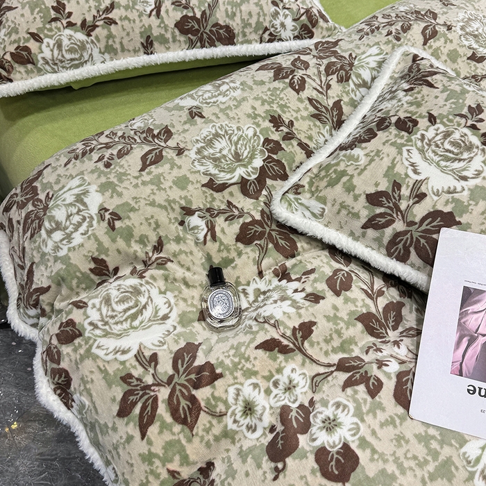 91家纺网 家纺一手货源 找家纺 鹿辉家居（原吉欧力） 2025新款牛奶绒8.5斤立体雕花兔毛绒包边四件套 墨花如梦