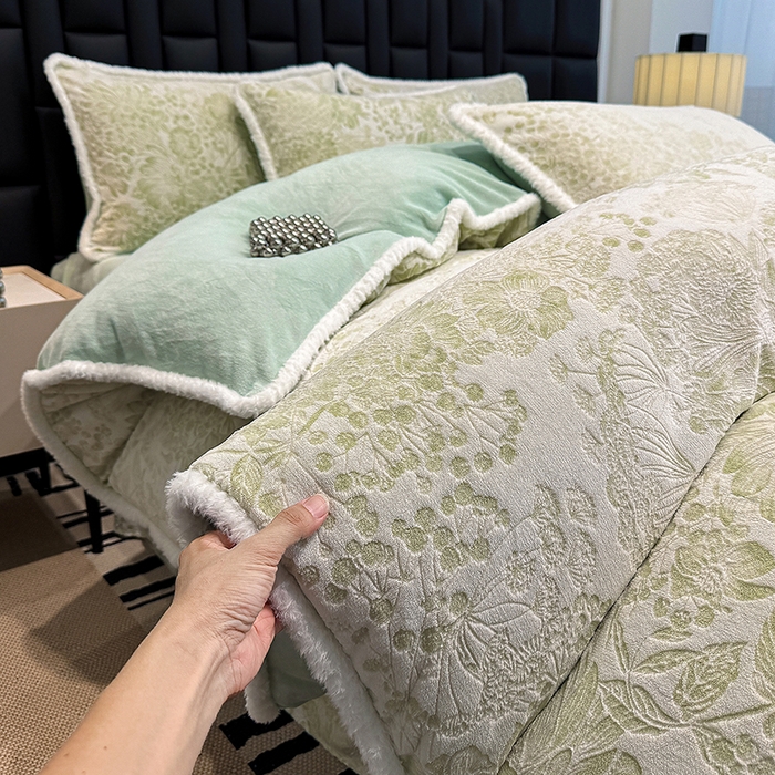 91家纺网 家纺一手货源 找家纺 （总）鹿辉家居（原吉欧力） 2025新款牛奶绒8.5斤立体雕花兔毛绒包边四件套