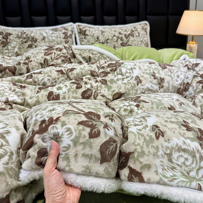 91家纺网 家纺一手货源 找家纺 鹿辉家居（原吉欧力） 2025新款牛奶绒8.5斤立体雕花兔毛绒包边四件套 墨花如梦