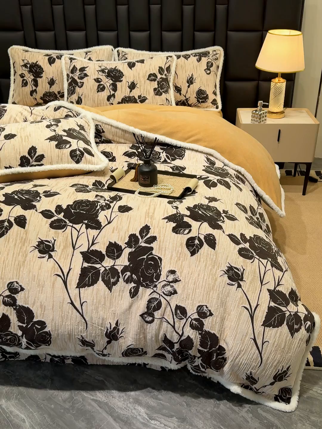 91家纺网 家纺一手货源 找家纺 鹿辉家居（原吉欧力） 2025新款牛奶绒8.5斤立体雕花兔毛绒包边四件套 古韵花香