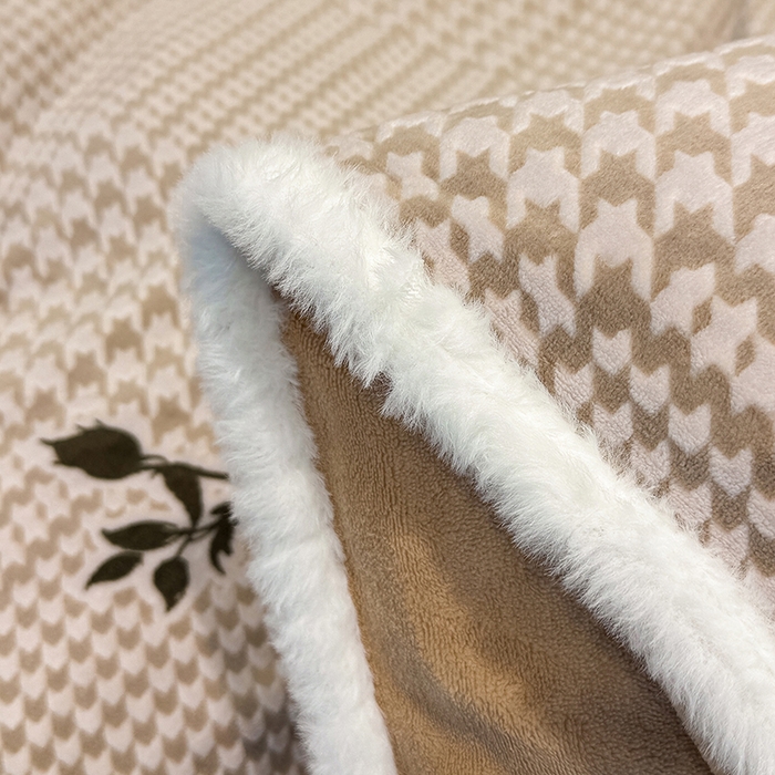 91家纺网 家纺一手货源 找家纺 鹿辉家居（原吉欧力） 2025新款牛奶绒8.5斤立体雕花兔毛绒包边四件套 格韵经典