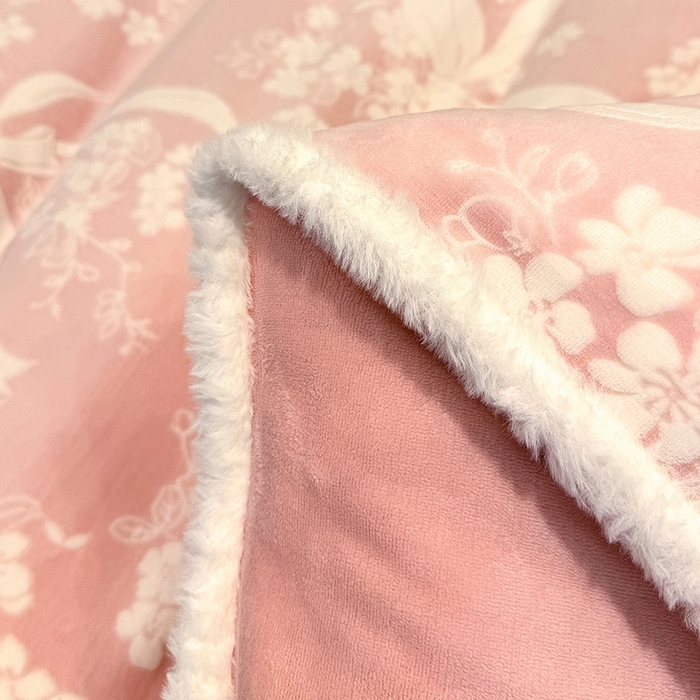 91家纺网 家纺一手货源 找家纺 鹿辉家居（原吉欧力） 2025新款牛奶绒8.5斤立体雕花兔毛绒包边四件套 彩带飘飘