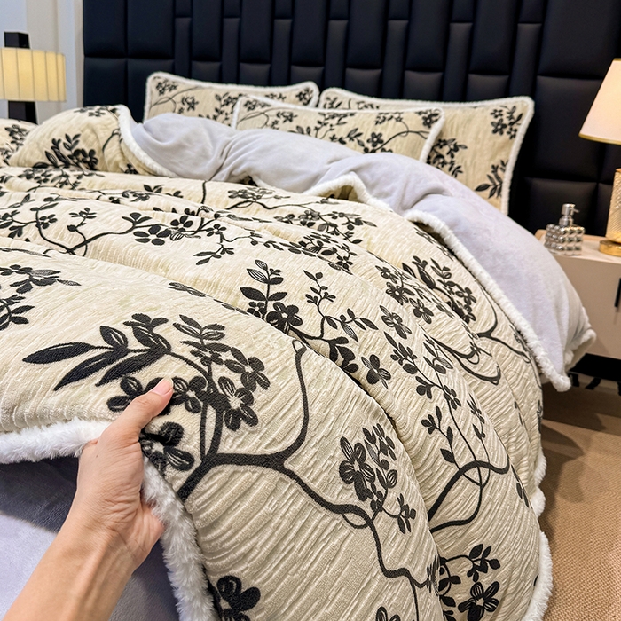 91家纺网 家纺一手货源 找家纺 鹿辉家居（原吉欧力） 2025新款牛奶绒8.5斤立体雕花兔毛绒包边四件套 香榭落叶