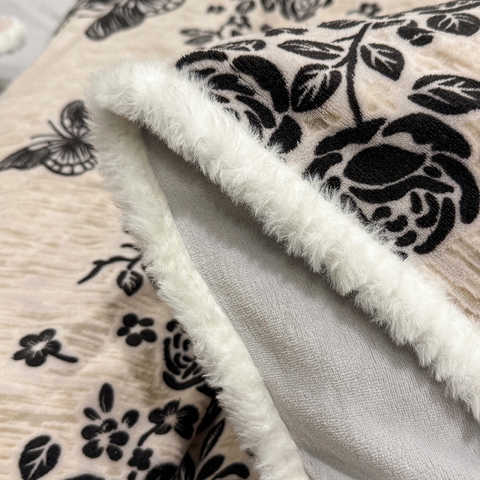 91家纺网 家纺一手货源 找家纺 鹿辉家居（原吉欧力） 2025新款牛奶绒8.5斤立体雕花兔毛绒包边四件套 蝶恋花香