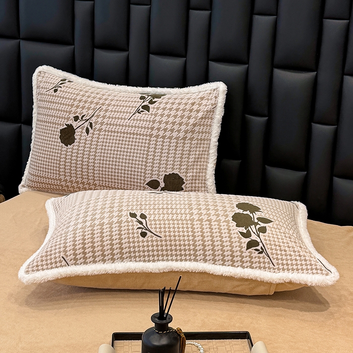 91家纺网 家纺一手货源 找家纺 鹿辉家居（原吉欧力） 2025新款牛奶绒8.5斤立体雕花兔毛绒包边四件套 格韵经典