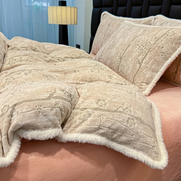 91家纺网 家纺一手货源 找家纺 鹿辉家居（原吉欧力） 2025新款牛奶绒8.5斤立体雕花兔毛绒包边四件套 画意枝头