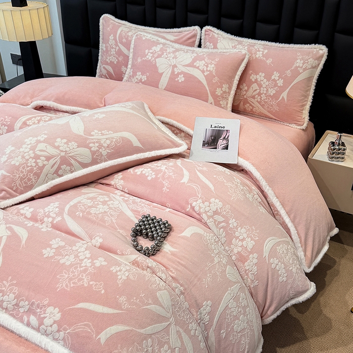 91家纺网 家纺一手货源 找家纺 鹿辉家居（原吉欧力） 2025新款牛奶绒8.5斤立体雕花兔毛绒包边四件套 彩带飘飘