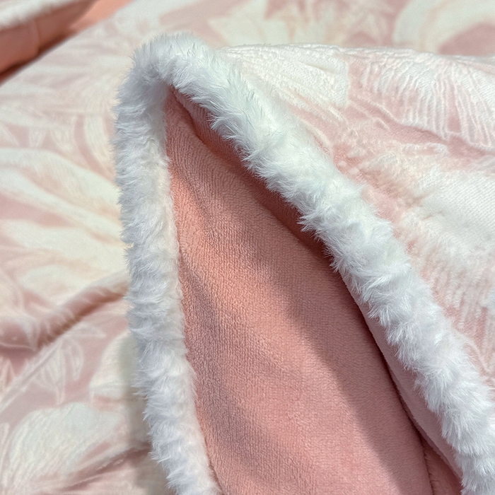 91家纺网 家纺一手货源 找家纺 鹿辉家居（原吉欧力） 2025新款牛奶绒8.5斤立体雕花兔毛绒包边四件套 仲夏浪漫