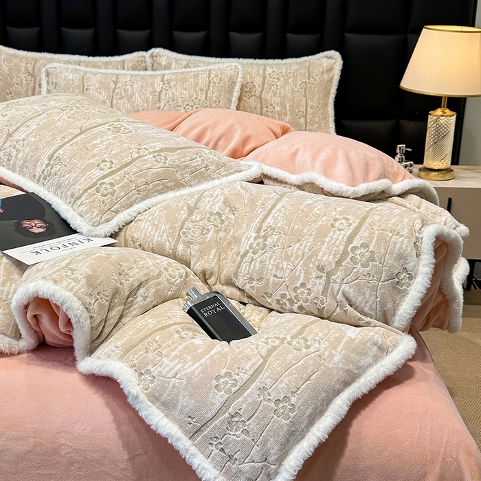 91家纺网 家纺一手货源 找家纺 鹿辉家居（原吉欧力） 2025新款牛奶绒8.5斤立体雕花兔毛绒包边四件套 画意枝头