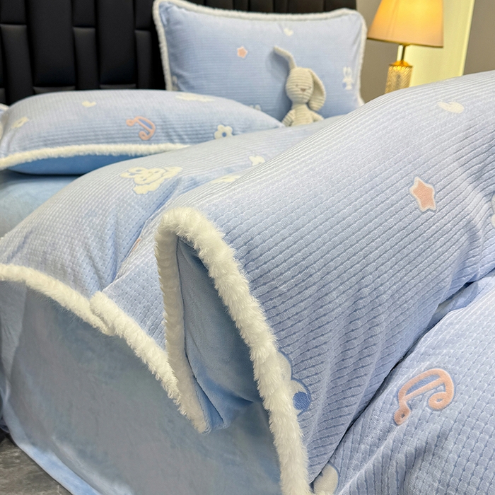 91家纺网 家纺一手货源 找家纺 鹿辉家居（原吉欧力） 2025新款牛奶绒8.5斤立体雕花兔毛绒包边四件套 云中小兔