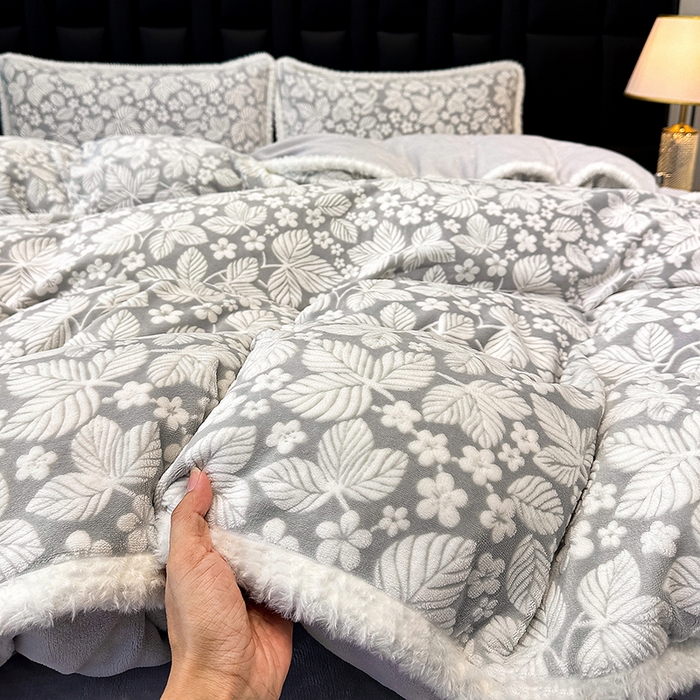 91家纺网 家纺一手货源 找家纺 鹿辉家居（原吉欧力） 2025新款牛奶绒8.5斤立体雕花兔毛绒包边四件套 浅灰叶梦