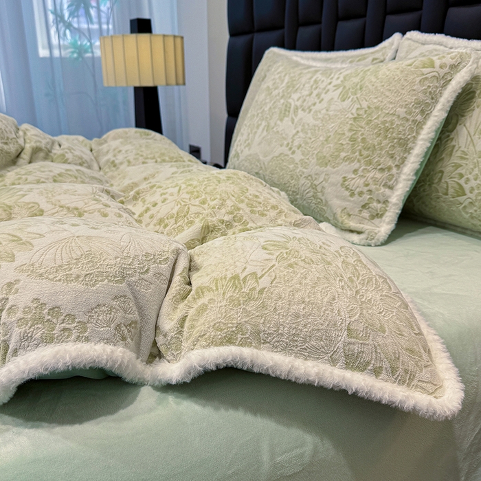 91家纺网 家纺一手货源 找家纺 鹿辉家居（原吉欧力） 2025新款牛奶绒8.5斤立体雕花兔毛绒包边四件套 碎花漫语