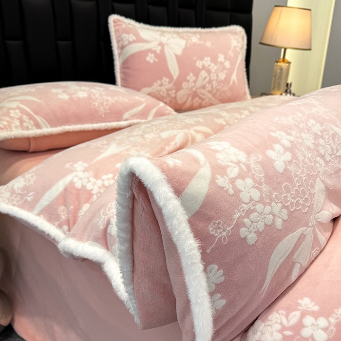 91家纺网 家纺一手货源 找家纺 鹿辉家居（原吉欧力） 2025新款牛奶绒8.5斤立体雕花兔毛绒包边四件套 彩带飘飘