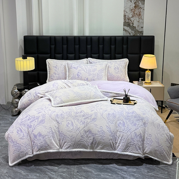 91家纺网 家纺一手货源 找家纺 鹿辉家居（原吉欧力） 2025新款牛奶绒8.5斤立体雕花兔毛绒包边四件套 花枝飞舞