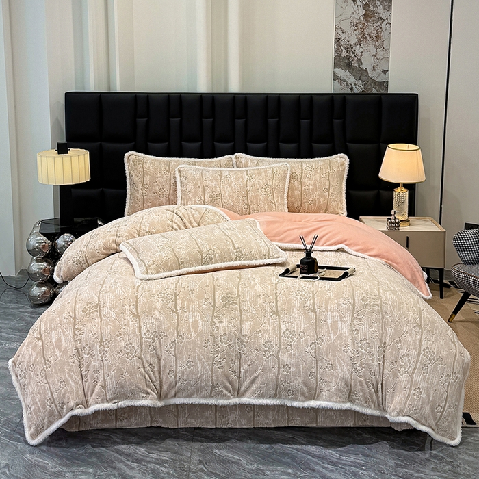 91家纺网 家纺一手货源 找家纺 鹿辉家居（原吉欧力） 2025新款牛奶绒8.5斤立体雕花兔毛绒包边四件套 画意枝头