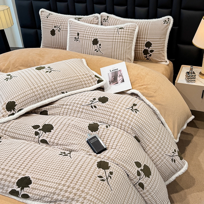 91家纺网 家纺一手货源 找家纺 鹿辉家居（原吉欧力） 2025新款牛奶绒8.5斤立体雕花兔毛绒包边四件套 格韵经典