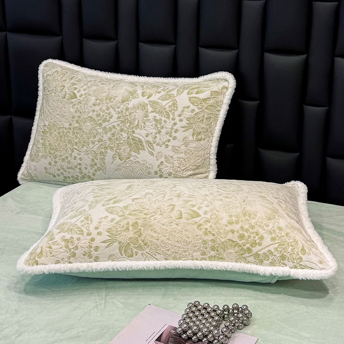 91家纺网 家纺一手货源 找家纺 鹿辉家居（原吉欧力） 2025新款牛奶绒8.5斤立体雕花兔毛绒包边四件套 碎花漫语