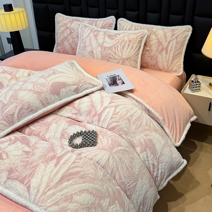 91家纺网 家纺一手货源 找家纺 鹿辉家居（原吉欧力） 2025新款牛奶绒8.5斤立体雕花兔毛绒包边四件套 仲夏浪漫