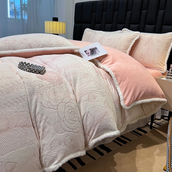 91家纺网 家纺一手货源 找家纺 鹿辉家居（原吉欧力） 2025新款牛奶绒8.5斤立体雕花兔毛绒包边四件套 繁花朵朵