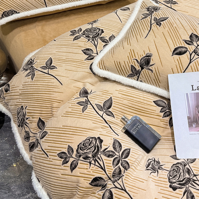 91家纺网 家纺一手货源 找家纺 鹿辉家居（原吉欧力） 2025新款牛奶绒8.5斤立体雕花兔毛绒包边四件套 水墨玫瑰