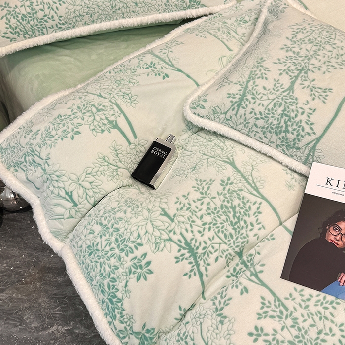 91家纺网 家纺一手货源 找家纺 鹿辉家居（原吉欧力） 2025新款牛奶绒8.5斤立体雕花兔毛绒包边四件套 国色天香