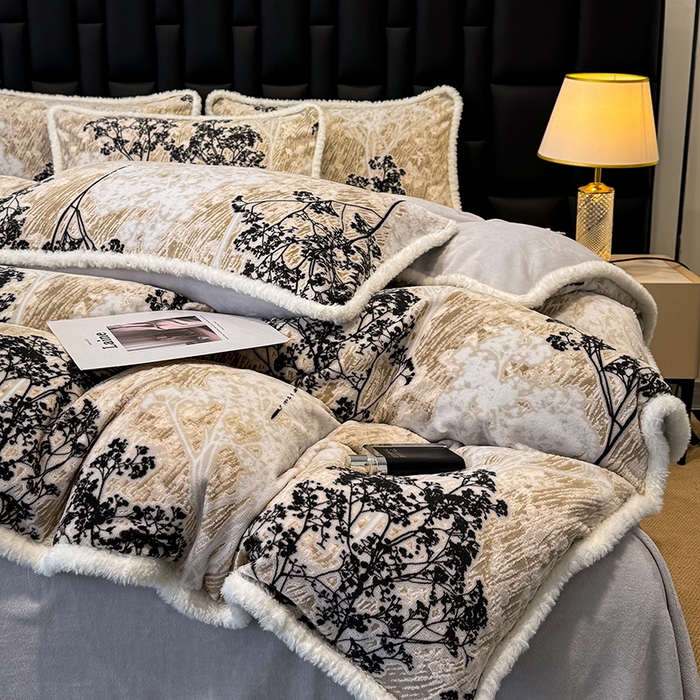 91家纺网 家纺一手货源 找家纺 鹿辉家居（原吉欧力） 2025新款牛奶绒8.5斤立体雕花兔毛绒包边四件套 浪漫花枝