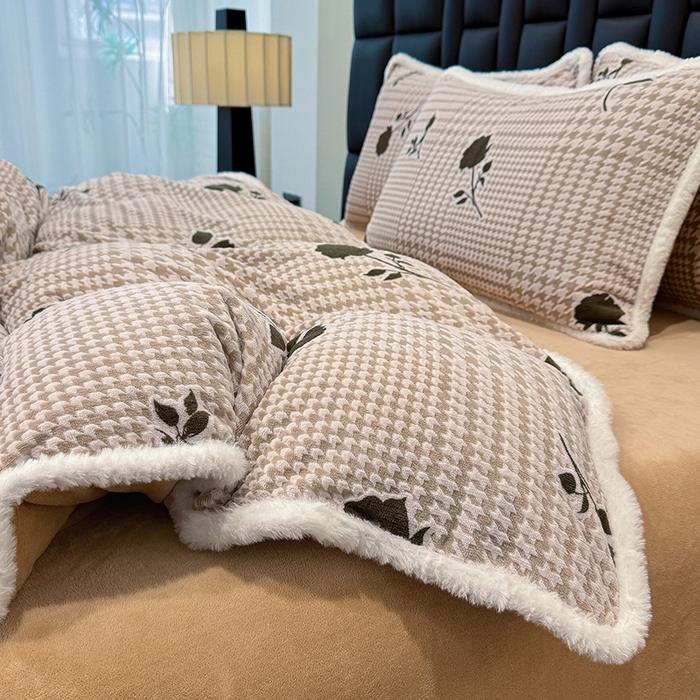 91家纺网 家纺一手货源 找家纺 鹿辉家居（原吉欧力） 2025新款牛奶绒8.5斤立体雕花兔毛绒包边四件套 格韵经典