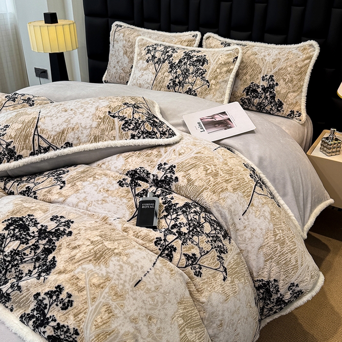 91家纺网 家纺一手货源 找家纺 鹿辉家居（原吉欧力） 2025新款牛奶绒8.5斤立体雕花兔毛绒包边四件套 浪漫花枝