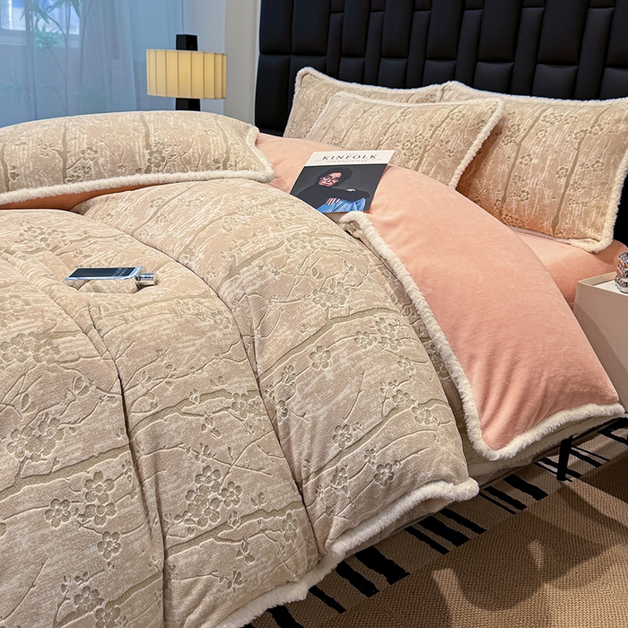 91家纺网 家纺一手货源 找家纺 鹿辉家居（原吉欧力） 2025新款牛奶绒8.5斤立体雕花兔毛绒包边四件套 画意枝头