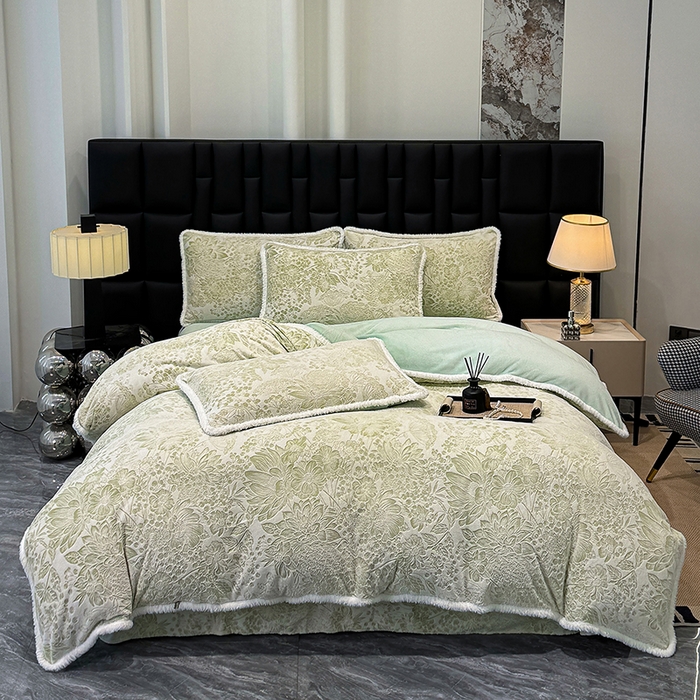 91家纺网 家纺一手货源 找家纺 鹿辉家居（原吉欧力） 2025新款牛奶绒8.5斤立体雕花兔毛绒包边四件套 碎花漫语