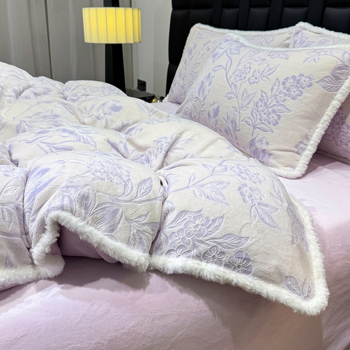 91家纺网 家纺一手货源 找家纺 鹿辉家居（原吉欧力） 2025新款牛奶绒8.5斤立体雕花兔毛绒包边四件套 花枝飞舞