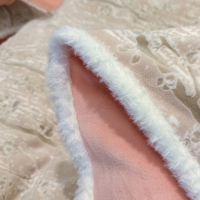 91家纺网 家纺一手货源 找家纺 鹿辉家居（原吉欧力） 2025新款牛奶绒8.5斤立体雕花兔毛绒包边四件套 画意枝头