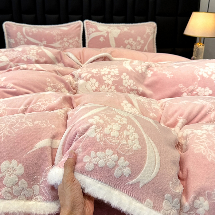 91家纺网 家纺一手货源 找家纺 鹿辉家居（原吉欧力） 2025新款牛奶绒8.5斤立体雕花兔毛绒包边四件套 彩带飘飘