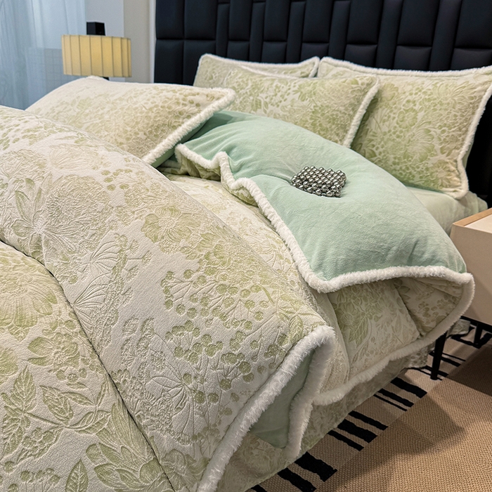 91家纺网 家纺一手货源 找家纺 鹿辉家居（原吉欧力） 2025新款牛奶绒8.5斤立体雕花兔毛绒包边四件套 碎花漫语