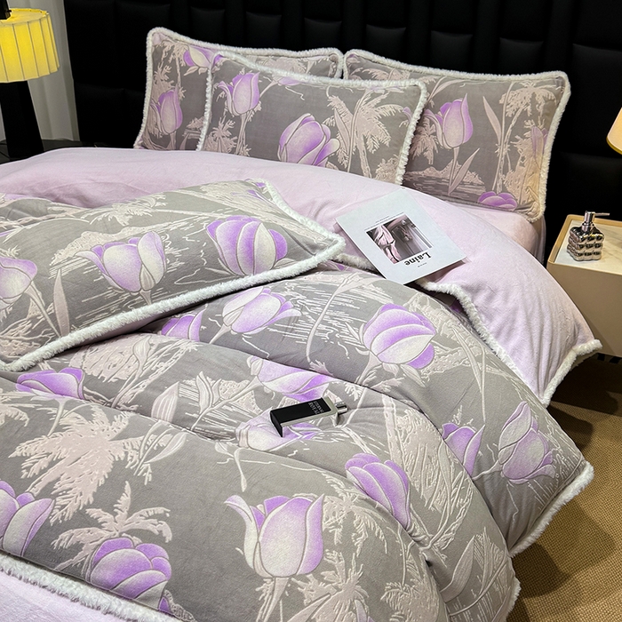 91家纺网 家纺一手货源 找家纺 鹿辉家居（原吉欧力） 2025新款牛奶绒8.5斤立体雕花兔毛绒包边四件套 郁金香紫