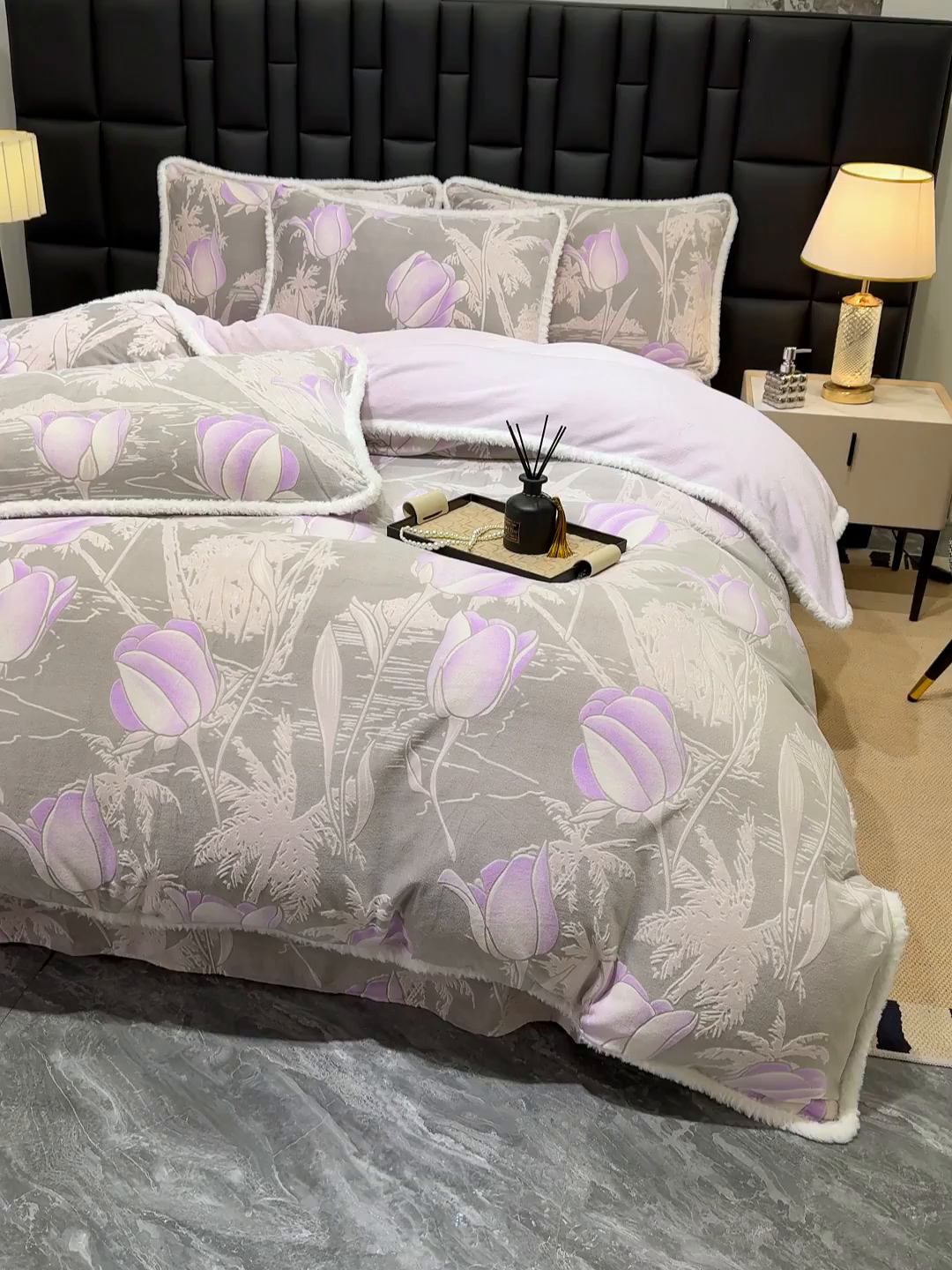 91家纺网 家纺一手货源 找家纺 鹿辉家居（原吉欧力） 2025新款牛奶绒8.5斤立体雕花兔毛绒包边四件套 郁金香紫