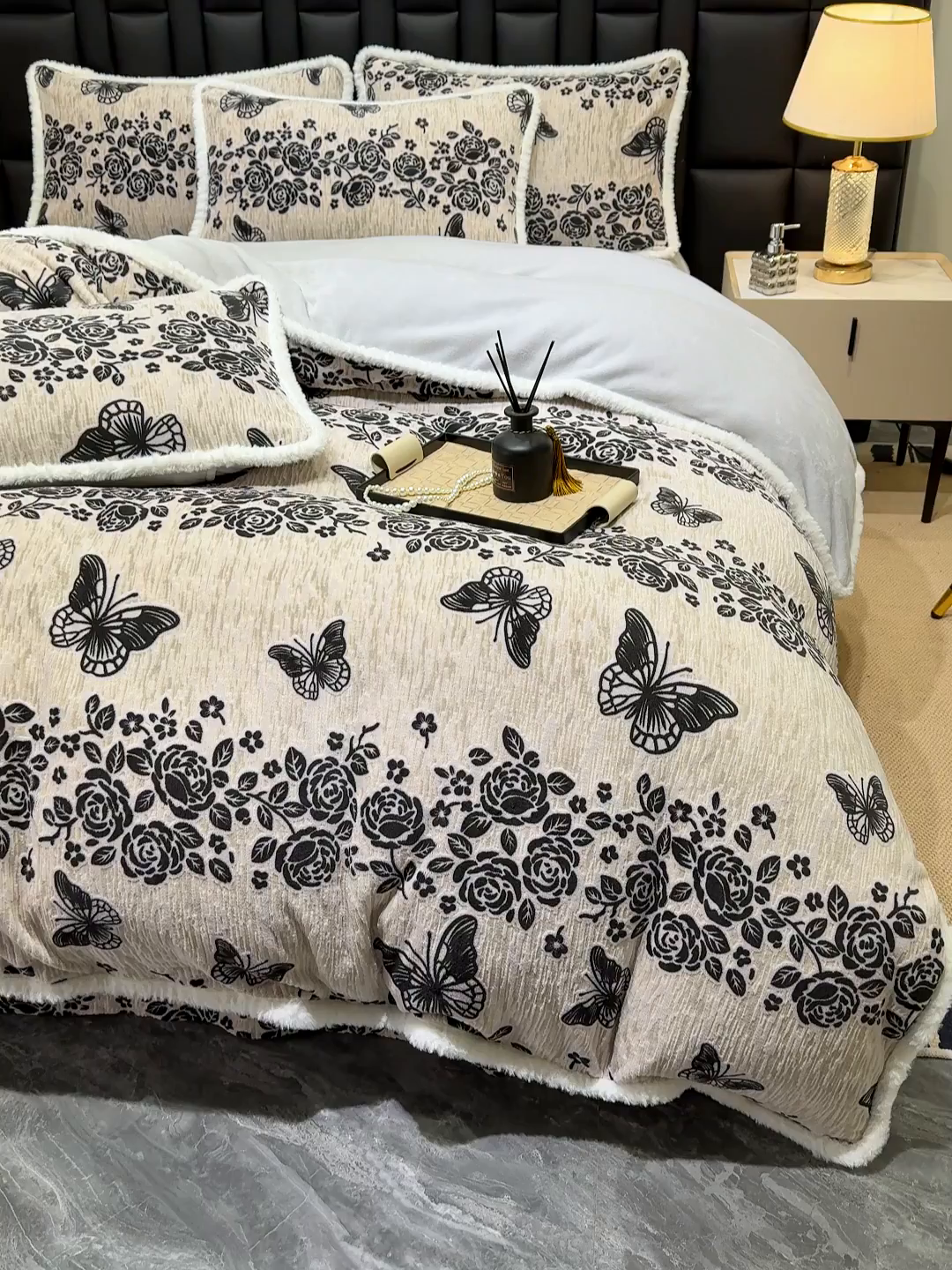 91家纺网 家纺一手货源 找家纺 鹿辉家居（原吉欧力） 2025新款牛奶绒8.5斤立体雕花兔毛绒包边四件套 蝶恋花香