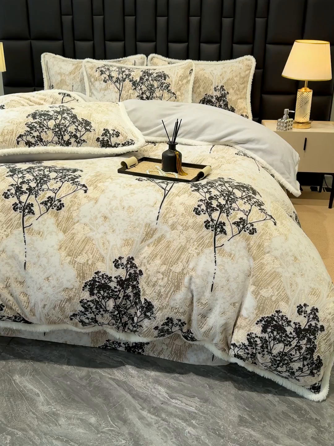 91家纺网 家纺一手货源 找家纺 鹿辉家居（原吉欧力） 2025新款牛奶绒8.5斤立体雕花兔毛绒包边四件套 浪漫花枝