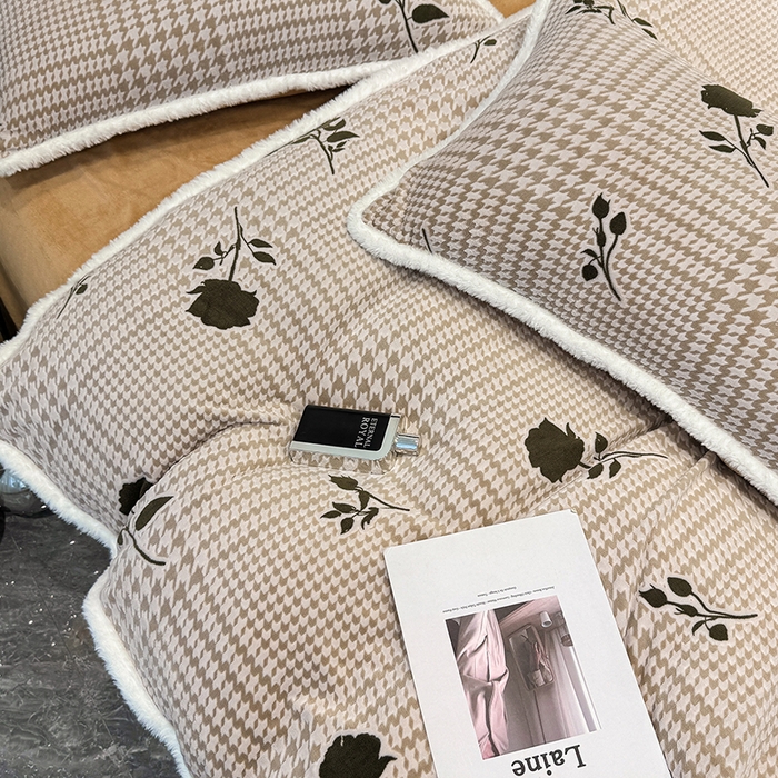 91家纺网 家纺一手货源 找家纺 鹿辉家居（原吉欧力） 2025新款牛奶绒8.5斤立体雕花兔毛绒包边四件套 格韵经典