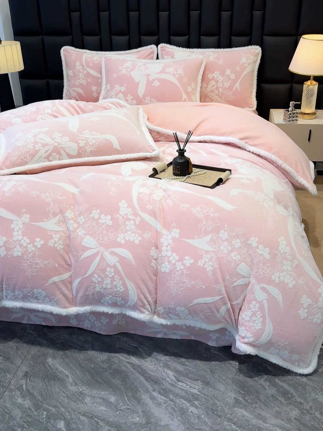 91家纺网 家纺一手货源 找家纺 鹿辉家居（原吉欧力） 2025新款牛奶绒8.5斤立体雕花兔毛绒包边四件套 彩带飘飘