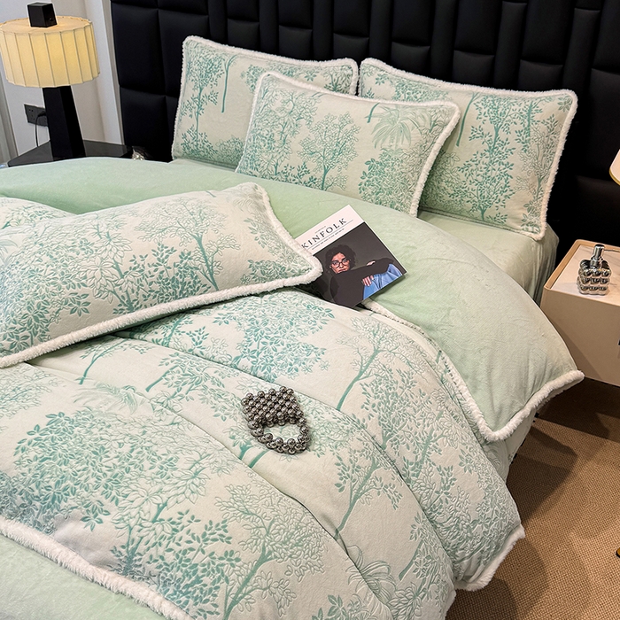 91家纺网 家纺一手货源 找家纺 鹿辉家居（原吉欧力） 2025新款牛奶绒8.5斤立体雕花兔毛绒包边四件套 国色天香