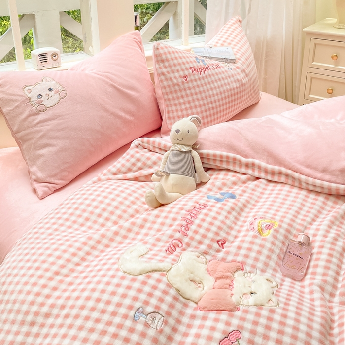 91家纺网 家纺一手货源 找家纺 （总）雨帆家纺 2025新款可爱卡通牛奶绒贴布绣四件套