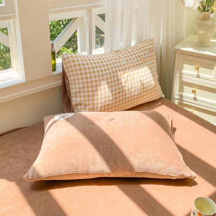 91家纺网 家纺一手货源 找家纺 雨帆家纺 2025新款可爱卡通牛奶绒贴布绣四件套 黄格+咖小熊